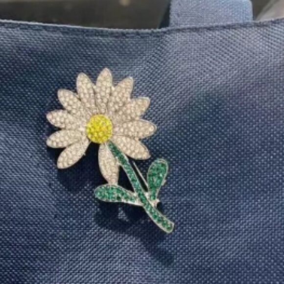 Chrysanthemum brooch - Picture 2 of 3